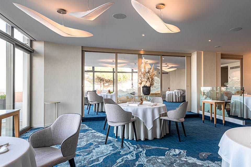 La décoration intérieure du restaurant Anne de Bretagne par l'agence Caroline Tissier Intérieurs